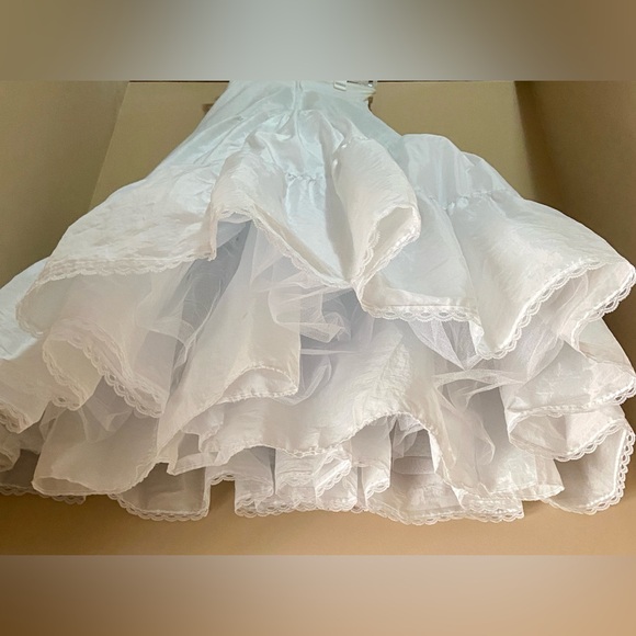 VGU Sz-4/6(S) David’s Bridal Strapless Full Length White Tiered High Waist Slip - Picture 3 of 16